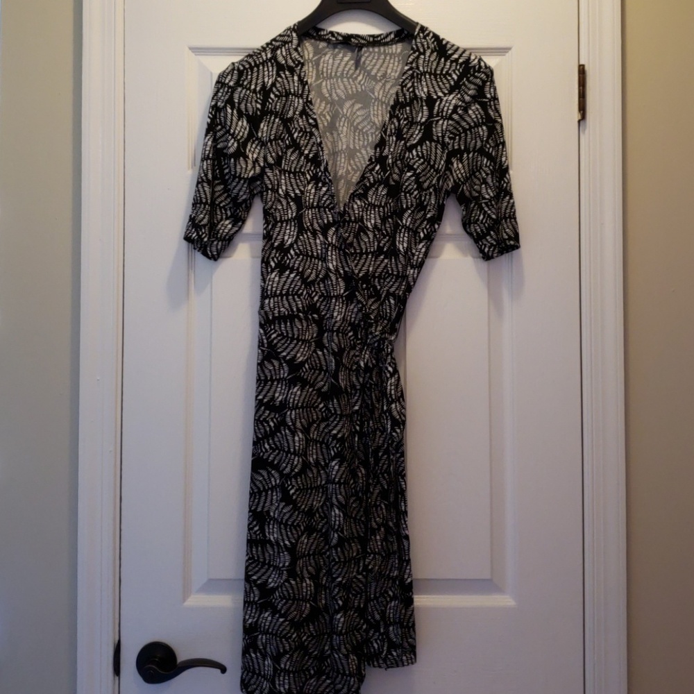 Daisy Fuentes black and white fern wrap dress